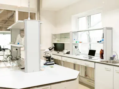 Comment créer au millimètre près un laboratoire sur mesure personnalisé de la paillasses, ou les meubles, jusqu'aux couleurs…