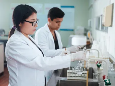 Avant traitement en machine : Comment laver la verrerie de laboratoire ?