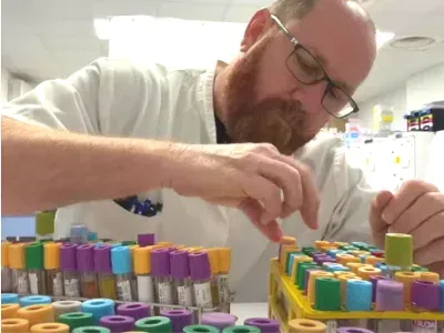 Eric Escudier, le TikTokeur qui divertit les techniciens de labo